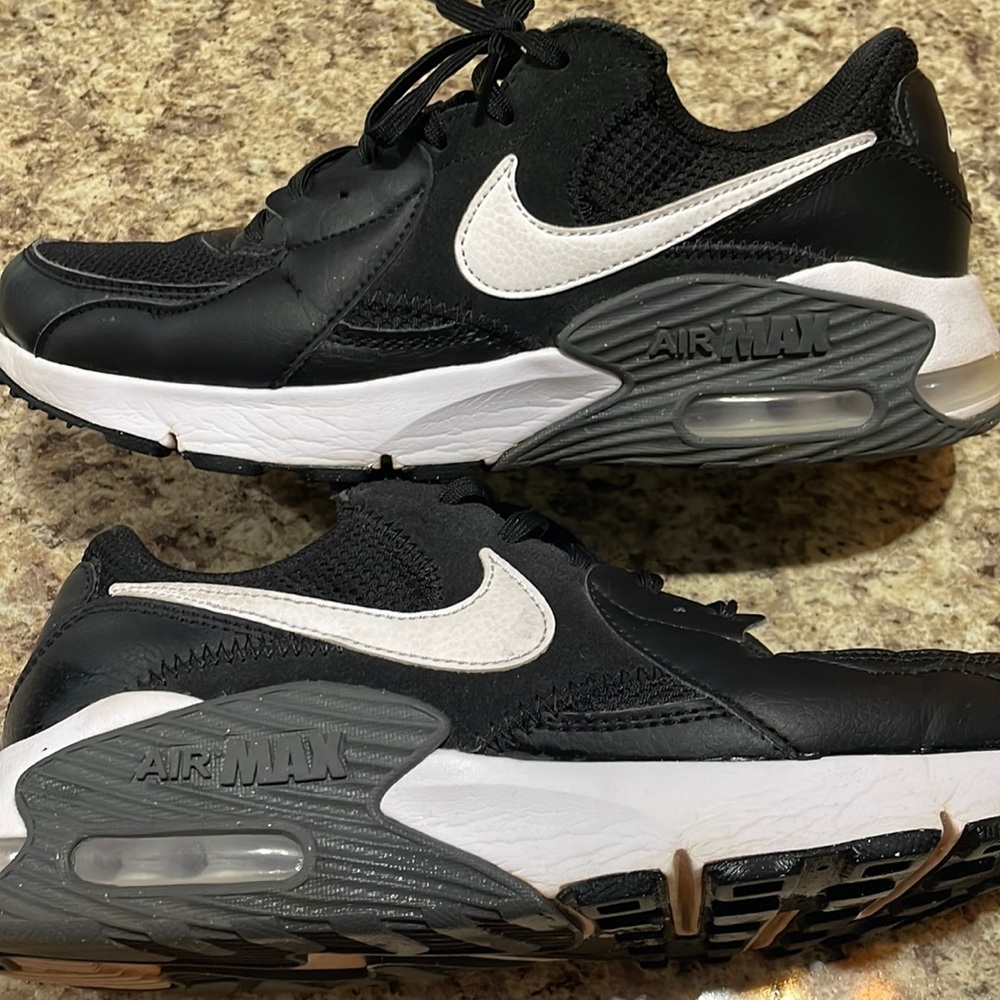 Nike Air Max - like new size 9